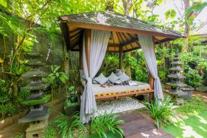 沙努尔甘榜科希尔别墅的花园凉亭内的一张床位