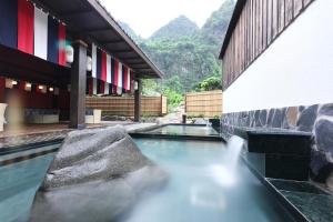 Cẩm PhảYoko Onsen Quang Hanh的建筑物前的水池