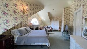 尼亚加拉瀑布白寒木住宿加早餐酒店的一间卧室配有一张带花卉壁纸的床