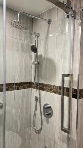 尼亚加拉瀑布白寒木住宿加早餐酒店的带淋浴的浴室,带玻璃门