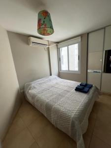 科尔多瓦Departamento Alta Córdoba的一间带床的卧室,位于带窗户的房间内