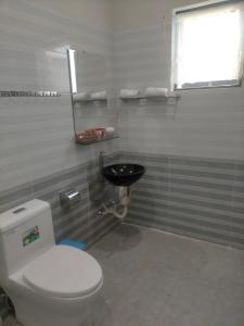 Gia NghĩaLy's homestay的浴室配有白色卫生间和盥洗盆。