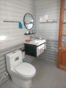 Gia NghĩaLy's homestay的浴室配有白色卫生间和盥洗盆。