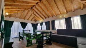 Kaštel SućuracLuxury private villa complex with pool and jacuzzi的客厅配有桌子和沙发