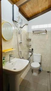 帝力A Luxury Duplex in Dili City, Timor-Leste的一间带水槽和卫生间的浴室