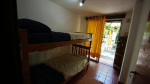 科隆La Casa de Colón的一间卧室设有两张双层床和推拉门。