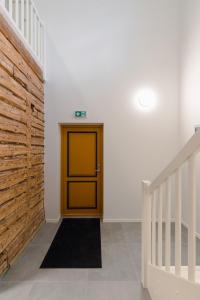 拉克韦雷Posti Guesthouse的走廊上设有黄色的门和楼梯