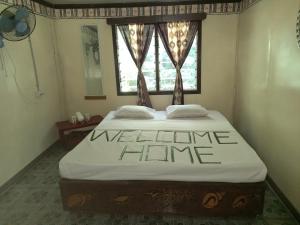 Naviti IslandWAI MAKARE HOMESTAY ROOM 2的一间卧室配有一张床,上面有欢迎时间标志