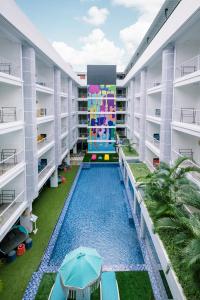 塞米亚克Viva Dash Hotel Seminyak的公寓大楼的中间设有游泳池