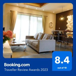 茂物Vimala Hills Resort Cozy Villa Puncak Gadog Bogor的客厅配有沙发和桌子