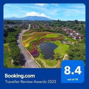 茂物Vimala Hills Resort Cozy Villa Puncak Gadog Bogor的享有高尔夫球场和湖泊的空中景致