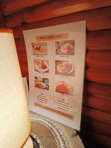 BariliSMALL CABIN IN THE SOUTH的墙上小谷物餐菜单