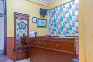 泗水Graha Ara Homestay Syariah RSUD Dr Soetomo Surabaya Mitra RedDoorz的一间有柜台的法院,有大量的钱