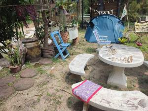 Baan KhaiPeace home kpg的桌椅和院子内的帐篷
