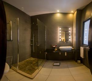达喀尔利萨拉酒店的带淋浴、浴缸和盥洗盆的浴室
