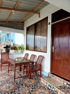 TelukdalemTOHO NIAS的一个带桌椅的庭院和木门。