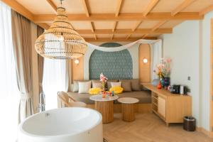 柴老海滩马尔代夫海滩度假酒店的客厅配有沙发和桌子