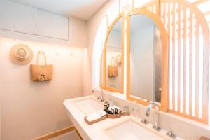 柴老海滩马尔代夫海滩度假酒店的一间带水槽和镜子的浴室