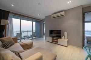 乔木提恩海滩Veranda Pattaya/3BR Seaview/32FL的带沙发和电视的客厅