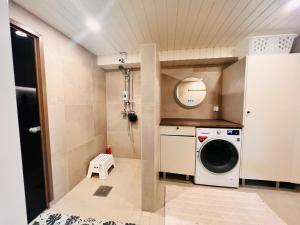 万塔Welcoming shared room with free parking and sauna的小型洗衣房配有洗衣机和烘干机