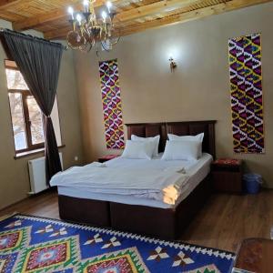 撒马尔罕Darvozai Samarkand guest house的一间卧室,卧室内配有一张大床
