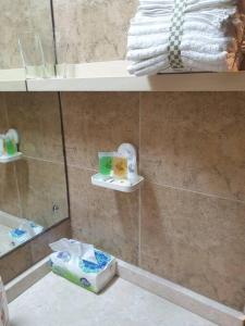 迪拜Large cozy Studio(Hamilton Residency)的带淋浴、水槽和毛巾的浴室