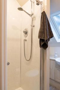 斯特灵4 Bedroom Townhouse in Stirling的浴室里设有玻璃门淋浴