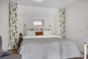霍克Smålandstorpet的卧室配有白色的床