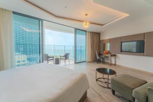 芽庄MySea Panorama Nha Trang Superview Apartments的一间卧室配有一张床,另一间享有美景。