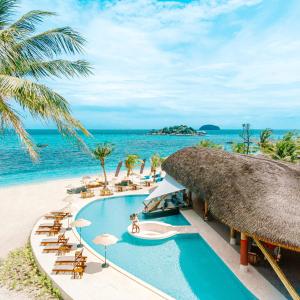 丽贝岛Irene Pool Villa Resort, Koh Lipe的一个带游泳池和椅子的度假胜地和大海
