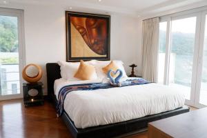Ban KataKata Ocean View Condominium, Seaview & Luxury K12的一间卧室配有一张壁画床