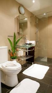 Ban KataKata Ocean View Condominium, Seaview & Luxury K12的一间带卫生间和水槽的浴室