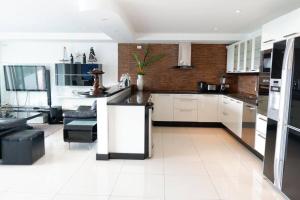 Ban KataKata Ocean View Condominium, Seaview & Luxury K12的厨房配有白色橱柜和黑色台面