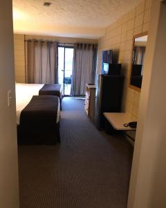 哈迪港机场旅馆的酒店客房设有两张床和电视。