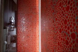 马斯卡卢恰Divina Charme的浴室设有红色淋浴和红色墙壁