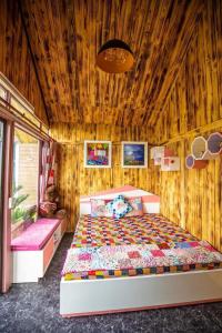 三岛县Roses Villa Tam Dao - Venuestay的一间卧室设有一张床和木墙