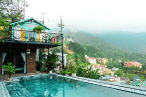 三岛县Roses Villa Tam Dao - Venuestay的酒店游泳池享有山景