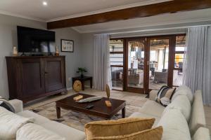 阿多Longhill Lodge的客厅配有沙发和桌子
