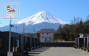 富士河口湖Mt Fuji Glamping VILLA Kawaguchiko的带有标志的雪覆盖的山