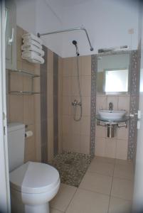 卡马莱穆尔托酒店的一间带卫生间和水槽的浴室
