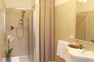 梅斯特加科穆奇住宿加早餐旅馆的带淋浴和盥洗盆的浴室