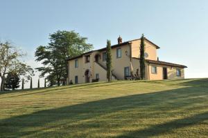 瓦里亚诺Via della Stella的草山顶上的大房子