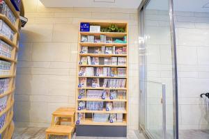 东京QuintessaHotel TokyoHaneda Comic&Books的书架上装满商店里的书