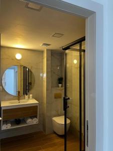 埃拉特מישל נופש ,צופית תחתית 6003的一间带水槽、卫生间和镜子的浴室