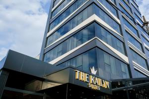 伊斯坦布尔The Kailyn Hotels&Suites Ataşehir的一座建筑,上面标有卡茨套房的读物