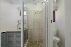 绍斯布鲁姆San Lameer Villa 1901 - 3 Bedroom Superior - 6 pax - San Lameer Rental Agency的带淋浴和卫生间的浴室