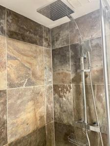 约克Gillygate Holiday Apartment的浴室内配有淋浴和头顶淋浴