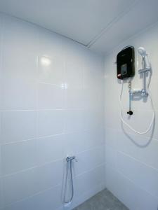 卢穆特Venice Guest Hostel - Bilik Sahaja的白色的浴室设有淋浴和肥皂机