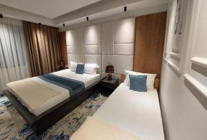 盖夫盖利亚Apartments Jordan Luxury的酒店客房设有两张床和窗户。