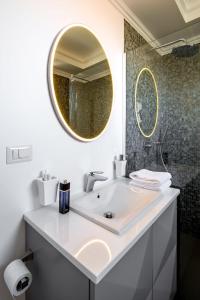 克卢日-纳波卡UBA Accommodation Aparthotel的白色的浴室设有水槽和镜子